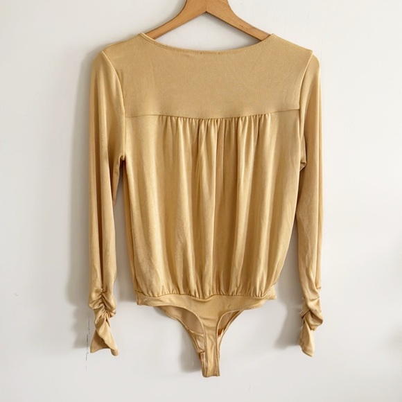 Free People metallic gold yellow bodysuit Ruched Sleeve Good Bodysuit size small - Picture 3 of 7